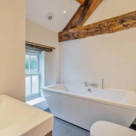 2 Bed In Oc-c33392 Holiday home *